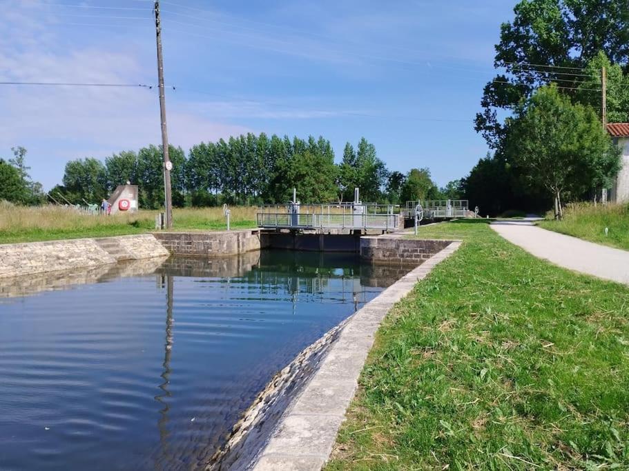 Gite Le Vieux Moulin Sansais エクステリア 写真